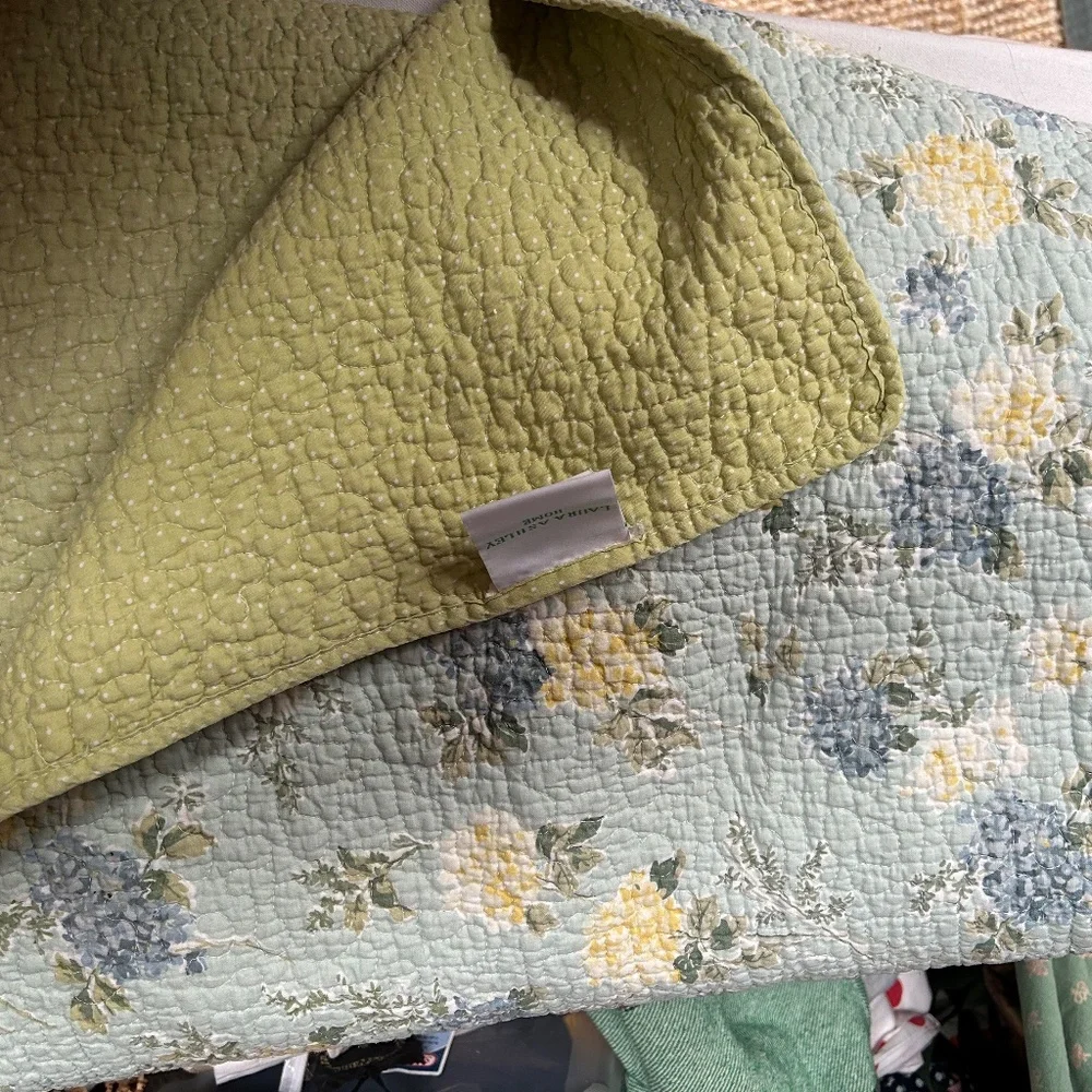 Laura Ashley Full/Queen VINTAGE Classic Floral Quilt